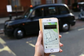 Các tài xế xe tắcxi tuần hành phản đối dịch vụ xe Uber tại London ngày 6/4. (Nguồn: AFP/TTXVN)