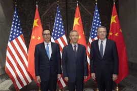 Bộ trưởng Tài chính Mỹ Steve Mnuchin, Phó Thủ tướng Trung Quốc Lưu Hạc và Đại diện Thương mại Mỹ Robert Lighthizer chụp ảnh chung trước vòng đàm phán thương mại Mỹ-Trung ở Thượng Hải, Trung Quốc ngày 31/7/2019. (Nguồn: AFP/TTXVN) 