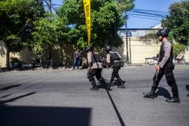 Cảnh sát tăng cường an ninh sau vụ nổ tại trụ sở cảnh sát Surabaya ở Surabaya, Đông Java ngày 14/5. (Nguồn: EPA/TTXVN)