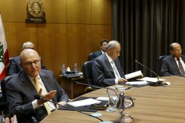 Thủ tướng Liban Tamam Salam (trái), Chủ tịch Quốc hội Nabih Berri (giữa) tại vòng đối thoại quốc gia ở thủ đô Beirut ngày 22/9. (Nguồn: Reuters/TTXVN)