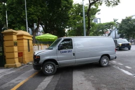 Xe cảnh sát dẫn giải các bị cáo đến tòa xét xử lúc 6 giờ 40 phút. (Ảnh: Doãn Tấn/TTXVN)