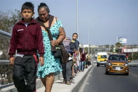 Người di cư tiến về khu vực biên giới Mexico-Mỹ tại bang Baja California (Mexico) ngày 28/4. (Nguồn: AFP/TTXVN) 