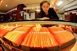 Vàng được bày bán tại cửa hàng ở Thanh Đảo, tỉnh Sơn Đông, Trung Quốc. (Nguồn: AFP/TTXVN) 