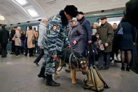 Cảnh sát Nga thắt chặt an ninh tại nhà ga tàu điện ngầm. (Nguồn: EPA/TTXVN)