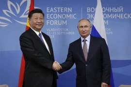 Tổng thống Nga Vladimir Putin (phải) và Chủ tịch Trung Quốc Tập Cận Bình tại cuộc gặp ở Vladivostok ngày 11/9. (Nguồn: AFP/TTXVN)