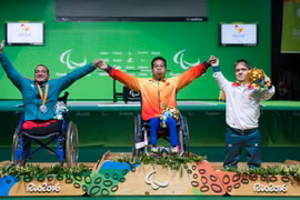 Lực sỹ Lê Văn Công (giữa). (Nguồn: THX/TTXVN)