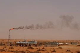 Cơ sở lọc dầu Saudi Aramco trên sa mạc gần khu vực giàu dầu mỏ Khouris. (Nguồn: AFP/TTXVN)