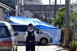 Cảnh sát gác tại Amagasaki, tỉnh Hyogo, miền Tây Nhật Bản. (Nguồn: AFP/TTXVN) 