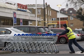 Công nhân làm việc tại London, Anh ngày 9/1. (Nguồn: AFP/TTXVN)