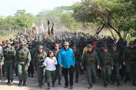 Tổng thống Nicolas Maduro (giữa) trong chuyến thị sát cuộc diễn tập của Lực lượng vũ trang quốc gia Bolivar (FANB) tại thành phố El Pao, Venezuela. (Nguồn: AFP/TTXVN) 
