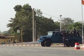 Lực lượng hiến binh Côte d'Ivoire gác tại một tuyến phố ở thành phố Bouake ngày 6/1. (Nguồn: AFP/TTXVN)