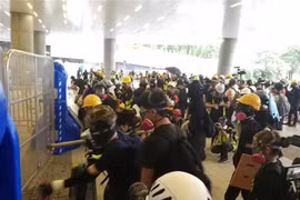 Người biểu tình đập phá trụ sở của Hội đồng Lập pháp ở Hong Kong,Trung Quốc, ngày 31/8/2019. (Nguồn: THX/TTXVN) 