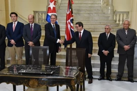 Ngoại trưởng Anh Philip Hammond (phải) và Chủ tịch Cuba Raul Castro. (Nguồn: Twitter)