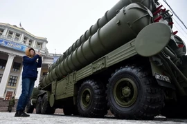 Hệ thống tên lửa đất đối không S-400 của Nga trưng bày tại Quảng trường Suvorovskaya, trung tâm thủ đô Moskva hồi năm 2014. (Nguồn: AFP/TTXVN)