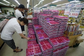 Trứng được bày bán tại một siêu thị ở Seoul, Hàn Quốc ngày 15/8. (Nguồn: EPA/TTXVN)