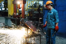 Kiểm tra chất lượng thép ra lò tại nhà máy cán thép của Công ty Cổ phần Gang thép Thái Nguyên. (Ảnh: Hoàng Nguyên/TTXVN)