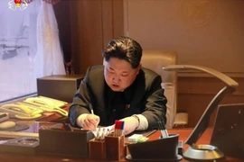 Nhà lãnh đạo Triều Tiên Kim Jong-Un ký sắc lệnh về việc phóng vệ tinh quan sát Trái Đất Kwangmyong 4 ngày 7/2. (Nguồn: AFP/TTXVN)