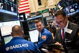Các nhà đầu tư tại sàn giao dịch chứng khoán ở New York ngày 26/8. (Nguồn: AFP/TTXVN)