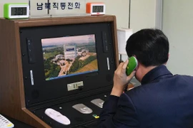 Một quan chức liên lạc của Hàn Quốc kiểm tra đường dây nóng liên Triều tại khu vực An ninh chung ở làng đình chiến Panmunjom ngày 3/1. (Nguồn: Yonhap/TTXVN)