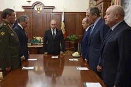 Tổng thống Vladimir Putin (giữa) họp với các quan chức cấp cao Nga về kết quả điều tra vụ máy bay Nga rơi tại bán đảo Sinai. (Nguồn: THX/TTXVN)