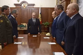 Tổng thống Vladimir Putin (giữa) họp với các quan chức cấp cao Nga về kết quả điều tra vụ máy bay Nga rơi tại bán đảo Sinai. (Nguồn: THX/TTXVN)
