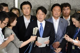 Ông Itsunori Onodera (giữa) phát biểu trong cuộc họp báo ở Tokyo về vụ thử tên lửa đạn đạo của Triều Tiên hồi năm 2014. (Nguồn: Kyodo/TTXVN)