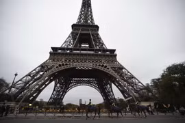 Cảnh sát tuần tra tại Tháp Eiffel ngày 14/11, sau các vụ tấn công khủng bố. (Nguồn: AFP/TTXVN)