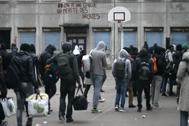 Những người tị nạn rời khu vực trường học ở thủ đô Paris, Pháp ngày 23/10. (Nguồn: AFP/TTXVN)