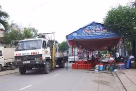 [Video] Bị hành hung vì thắc mắc rạp cưới dựng giữa đường