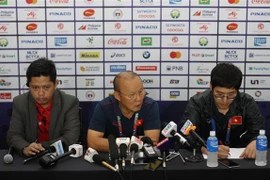 Huấn luyện viên Park Hang Seo phát biểu trong cuộc họp báo. (Ảnh: Hoàng Linh/TTXVN) 