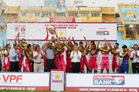 Cầu thủ và Ban huấn luyện Câu lạc bộ Hà Nội vui mừng với chức vô địch. (Ảnh: Quốc Khánh/TTXVN)