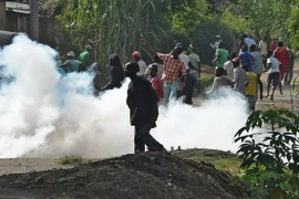 Biểu tình bạo động phản đối Tổng thống ở thủ đô Bujumbura ngày 2/6. (Nguồn: AFP/TTXVN)