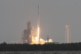 Tên lửa đẩy Falcon 9 mang theo vệ tinh rời bệ phóng ở Cape Canaveral, Florida ngày 1/5. (Nguồn: AFP/TTXVN)
