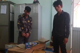 Đối tượng cùng tang vật bị bắt giữ. (Ảnh: K GỬIH/TTXVN) 