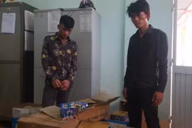 Đối tượng cùng tang vật bị bắt giữ. (Ảnh: K GỬIH/TTXVN) 