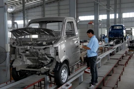 Lắp ráp xe tải hạng 870kg. (Ảnh: Danh Lam/TTXVN)