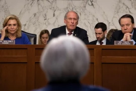 Thượng nghị sỹ Dan Coats (giữa) tham dự một phiên điều trần của Chủ tịch Cục dự trữ Liên bang Janet Yellen ở Washington, DC ngày 17/11/2016. (Nguồn: AFP/TTXVN)