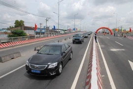 Cầu vượt nút giao thông Quốc lộ 1 và Tỉnh lộ 10 trong ngày thông xe. (Ảnh: Mạnh Linh/TTXVN)