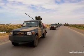 Các tay súng trung thành với Lực lượng tự xưng Quân đội Quốc gia Libya (LNA) của Tướng Khalifa Haftar tiến về miền Tây Libya và thủ đô Tripoli ngày 3/4/2019. (Nguồn: AFP/TTXVN) 