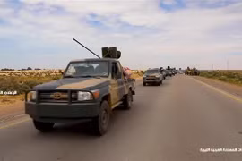 Các tay súng trung thành với Lực lượng tự xưng Quân đội Quốc gia Libya (LNA) của Tướng Khalifa Haftar tiến về miền Tây Libya và thủ đô Tripoli ngày 3/4/2019. (Nguồn: AFP/TTXVN) 