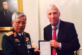Thượng tướng Nguyễn Chí Vịnh làm việc với ông Earl Howe, Quốc vụ khanh về Quốc phòng, người phát ngôn của Bộ Quốc phòng Anh, tại London, ngày 7/9. (Ảnh: Lê Phương/TTXVN)