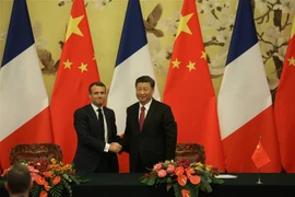 Tổng thống Pháp Emmanuel Macron (trái) và Chủ tịch Trung Quốc Tập Cận Bình tại cuộc gặp ở Bắc Kinh ngày 6/11/2019. (Nguồn: AFP/TTXVN) 