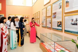 Khai mạc triển lãm ảnh "Những tấm gương bình dị mà cao quý"