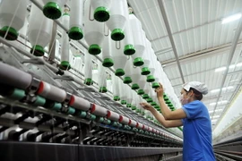 Dây chuyền sản xuất sợi. (Ảnh minh họa: An Hiếu/TTXVN)