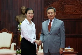 Bà Trương Thị Ngọc Ánh, Phó Chủ tịch Ủy ban Trung ương Mặt trận Tổ quốc, và ông Saysomphone Phomvihane, Ủy viên Bộ Chính trị, Chủ tịch Ủy ban Trung ương Mặt trận Lào Xây dựng đất nước. (Ảnh: Phạm Kiên/TTXVN)