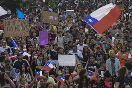 Đông đảo người dân Chile tuần hành tại Santiago, kêu gọi cải tổ mô hình phát triển kinh tế, cải thiện các chính sách an sinh xã hội, ngày 25/10/2019. (Nguồn: AFP/TTXVN) 