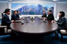Tổng thống Hàn Quốc Moon Jae-in (thứ 2, trái) và Nhà lãnh đạo Triều Tiên Kim Jong-un (thứ 2, phải) hội đàm ở Nhà Hòa bình thuộc làng đình chiến Panmunjom ngày 27/4. (Nguồn: THX/TTXVN)