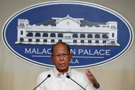 Bộ trưởng Quốc phòng Philippines Delfin Lorenzana tại cuộc họp báo ở Manila ngày 1/6. (Nguồn: EPA/TTXVN)