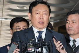 Chủ tịch tập đoàn Lotte Shin Dong-bin (giữa) trả lời phỏng vấn báo chí ở Seoul ngày 20/3. (Nguồn: THX/TTXVN)