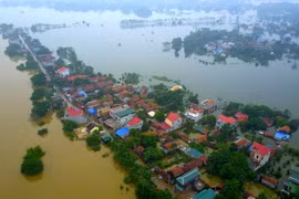 Nhiều thôn, xã ven sông Bùi của huyện Chương Mỹ vẫn trong tình trạng ngập sâu suốt nhiều ngày qua (ảnh chụp sáng 31/7). (Ảnh: Thành Đạt./TTXVN)